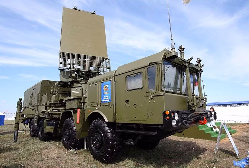 Các đài radar trang bị cho tổ hợp S-400 Triumf cũng rất mạnh, tính năng cực kỳ hiện đại hiếm thấy. Ví dụ trong ảnh là đài nhìn vòng mọi độ cao 96L6 có thể theo dõi 100 mục tiêu cùng lúc với phạm vi đến 300km. Nó có thể phát hiện nhiều mục tiêu có diện tích phản xạ sóng radar thấp. Nguồn ảnh: Wikipedia