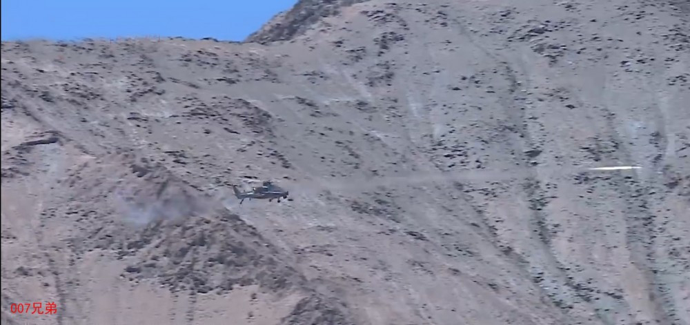 Trong ảnh, quả đạn HJ-10 đang hướng tới mục tiêu với đầu tự dẫn thông minh laser bán chủ động hoặc dùng đầu radar sóng mm cho độ chính xác gần như tuyệt đối. Nguồn ảnh: 007