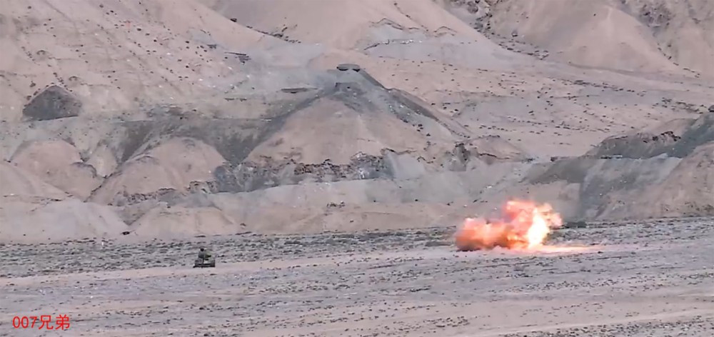 Trong ảnh, có thể thấy quầng lửa tạo ra từ đầu đạn HJ-10 bao trùm toàn phần chiếc T-34. Nói chung, việc chọn xe tăng cũ để bắn thử đôi khi đó là tiết kiệm, nhưng rõ ràng nếu để thử khả năng công phá giáp của HJ-10 thì không tương xứng chút nào. Nguồn ảnh: 007