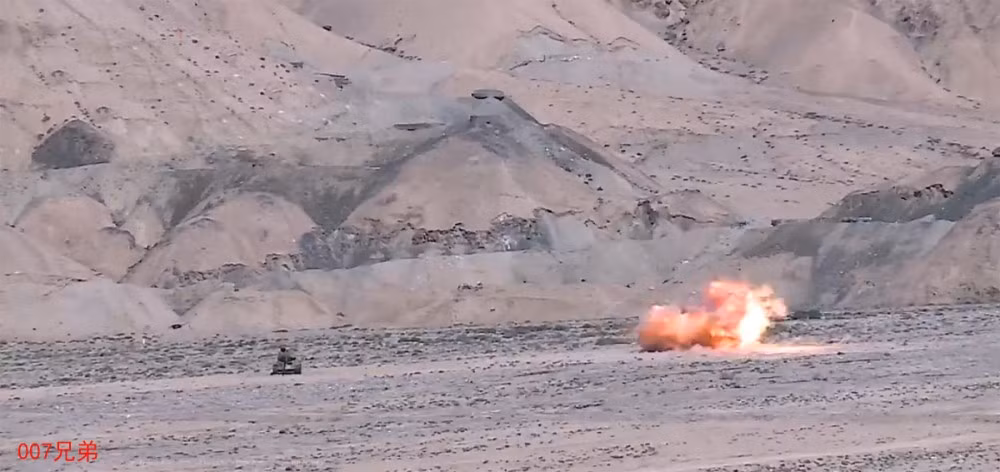 Trong ảnh, có thể thấy quầng lửa tạo ra từ đầu đạn HJ-10 bao trùm toàn phần chiếc T-34. Nói chung, việc chọn xe tăng cũ để bắn thử đôi khi đó là tiết kiệm, nhưng rõ ràng nếu để thử khả năng công phá giáp của HJ-10 thì không tương xứng chút nào. Nguồn ảnh: 007