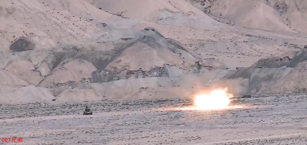 Dĩ nhiên, với mục tiêu quá ư nhẹ cân như T-34 được sản xuất theo công nghệ thời CTTG 2 thứ 2 thì HJ-10 thừa sức tạo ra vụ nổ lớn, có khi xé toạc cả chiếc T-34 cũ. Nguồn ảnh: 007