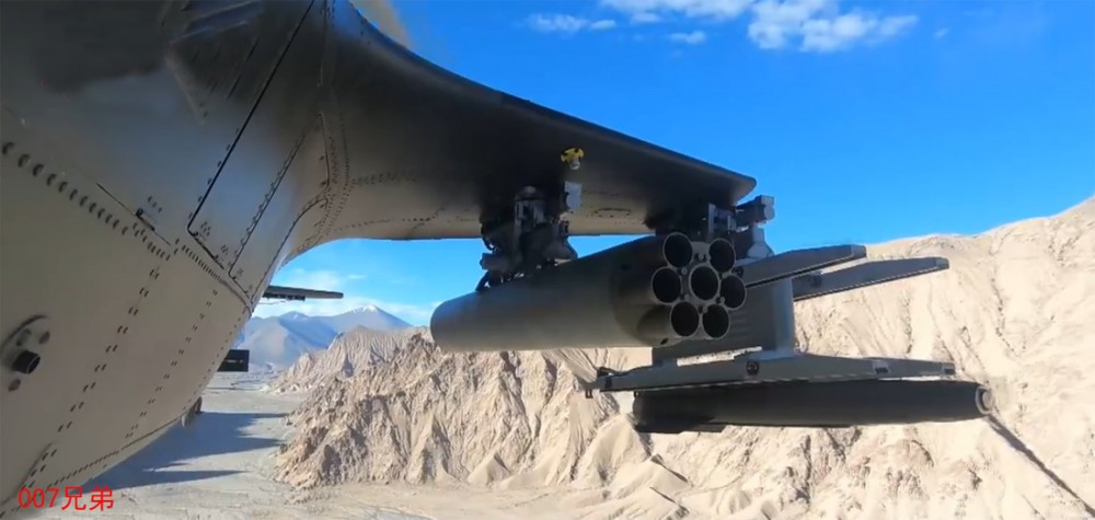 Các hình ảnh rò rỉ cho thấy, chiếc Z-10 trang bị hai thùng phóng rocket và 2 tên lửa chống tăng có điều khiển HJ-10 (Hồng Tiễn 10) - loại vũ khí diệt tăng hiện đại nhất của trực thăng Trung Quốc hiện nay. Nguồn ảnh: 007