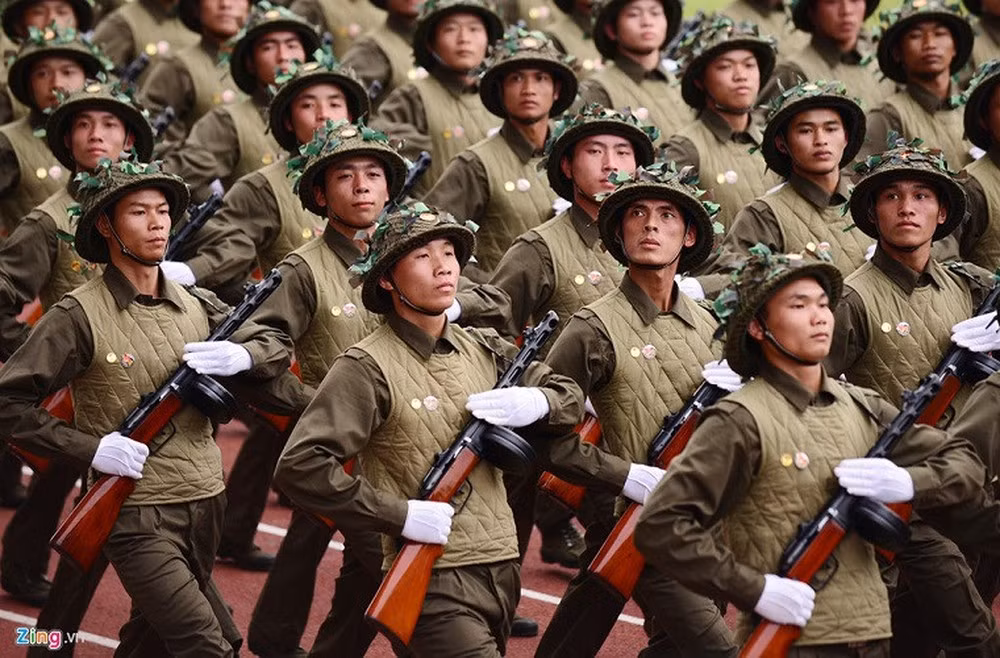 Trong khi Thompson hoàn toàn biến mất thì PPSh-41 đến hôm nay vẫn còn được bộ đội ta giữ gìn và sử dụng cho các hoạt động diễu duyệt binh. Nguồn ảnh: Zing.vn