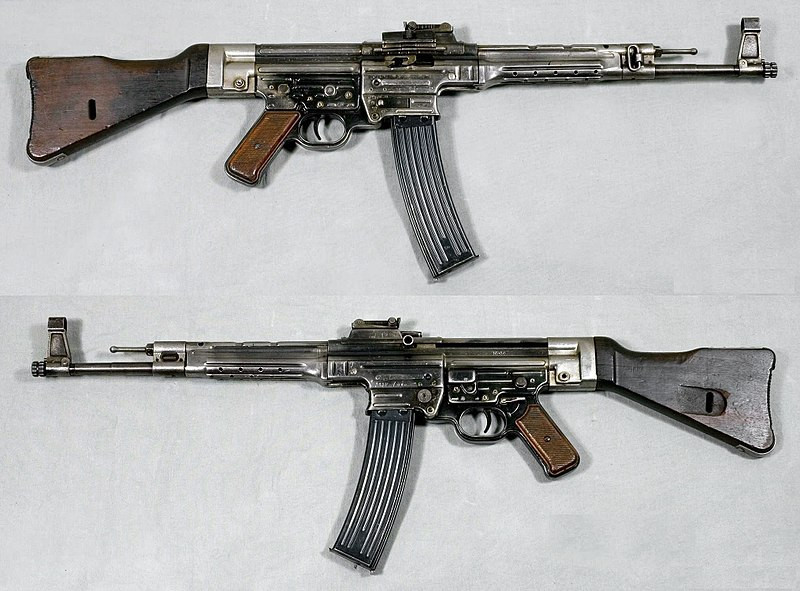 StG-44 được coi là "thiết kế đỉnh cao" của súng trường, tiểu liên Đức, 425.000 khẩu được sản xuất từ 1943-1945. Loại này nặng 5,13kg (có đạn), dùng đạn cỡ 7,92x33mm Kurz, tốc độ bắn 500 phát/phút, tầm bắn hiệu quả 300-600m, hộp tiếp đạn 30 viên. Nguồn ảnh: Wikipedia