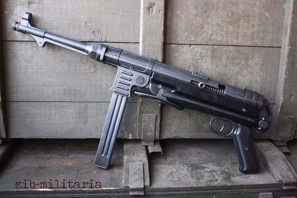MP-40 là khẩu tiểu liên chủ lực của lính Đức thời CTTG 2, hơn 1 triệu khẩu được chế tạo trong 5 năm 1940-1945. Chúng nặng 4kg, dùng đạn cỡ 9x19mm với băng đạn 32-64 viên, tầm bắn hiệu quả 100-200m, tốc độ bắn 550 viên/phút. Loại súng này nổi tiếng với độ chính xác cao và hiếm khi kẹt đạn. Nguồn ảnh: Zib-militaria.de