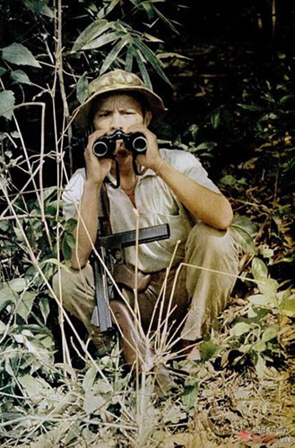 Trong ảnh là một chiến sĩ du kích Việt Nam với khẩu tiểu liên Thompson (bộ đội ta hay gọi là "tôm-xông" nổi tiếng của Mỹ trong CTTG 2. Không rõ bộ đội ta có bao nhiêu khẩu loại này, chỉ biết rằng ta lấy được chúng từ chính kho vũ khí của thực dân Pháp. Nguồn ảnh: Tư liệu