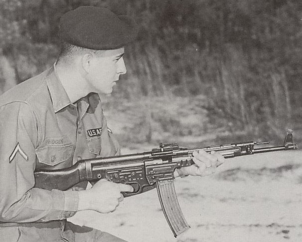 Ngay cả khẩu "súng trường tấn công đầu tiên trên thế giới" StG-44 nổi tiếng của Đức cũng từng được trang bị cho quân giải phóng miền Nam Việt Nam. Trong ảnh, một lính Mỹ ở miền Nam Việt Nam đang thử bắn khẩu StG-44. Nguồn ảnh: wwII