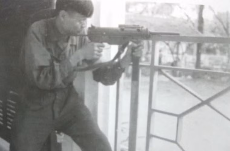 Một khẩu tiêu liên Mỹ nữa cũng được bộ đội ta sử dụng phổ biến thời kỳ đầu chống Pháp là M3 "Grease Gun". Những khẩu súng này có xuất xứ là hàng Mỹ viện trợ cho Pháp giai đoạn 1946-1954, phía ta vừa đánh Pháp vừa tịch thu và sau khi Pháp rút đi thì ta chiếm được rất nhiều loại súng này trong các kho súng của Pháp ở Hà Nội và Hải Phòng. Nguồn ảnh: Tư liệu