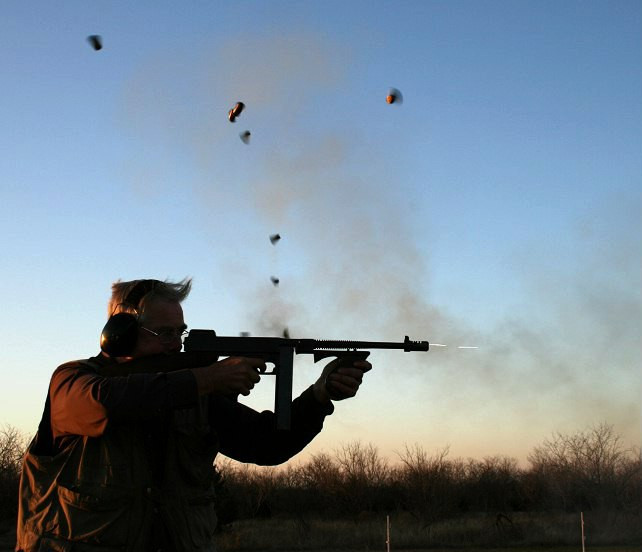 Tiểu liên "Tôm-xông" được John T.Thompson thiết kế trong 3 năm từ 1917-1920, khoảng 1,75 triệu khẩu được sản xuất từ 1921-1945. Một khẩu súng nặng 4,9kg, dùng đạn cỡ 11,43x23mm với hộp tiếp đạn 20-100 viên, tốc độ bắn 830 phát/phút. Nguồn ảnh: Wikipedia