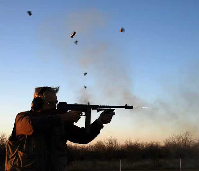 Tiểu liên "Tôm-xông" được John T.Thompson thiết kế trong 3 năm từ 1917-1920, khoảng 1,75 triệu khẩu được sản xuất từ 1921-1945. Một khẩu súng nặng 4,9kg, dùng đạn cỡ 11,43x23mm với hộp tiếp đạn 20-100 viên, tốc độ bắn 830 phát/phút. Nguồn ảnh: Wikipedia