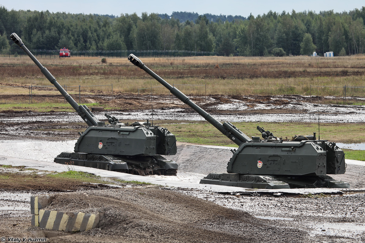 2S19M1 trang bị khẩu đại pháo 152,4mm L/47 với hệ thống nạp đạn bán tự động cho tốc độ bắn tương đối cao 7-8 phát/phút, tầm bắn ước tính 25-30km tùy loại đạn được sử dụng. Nguồn ảnh: Vitaly-Kuzmin