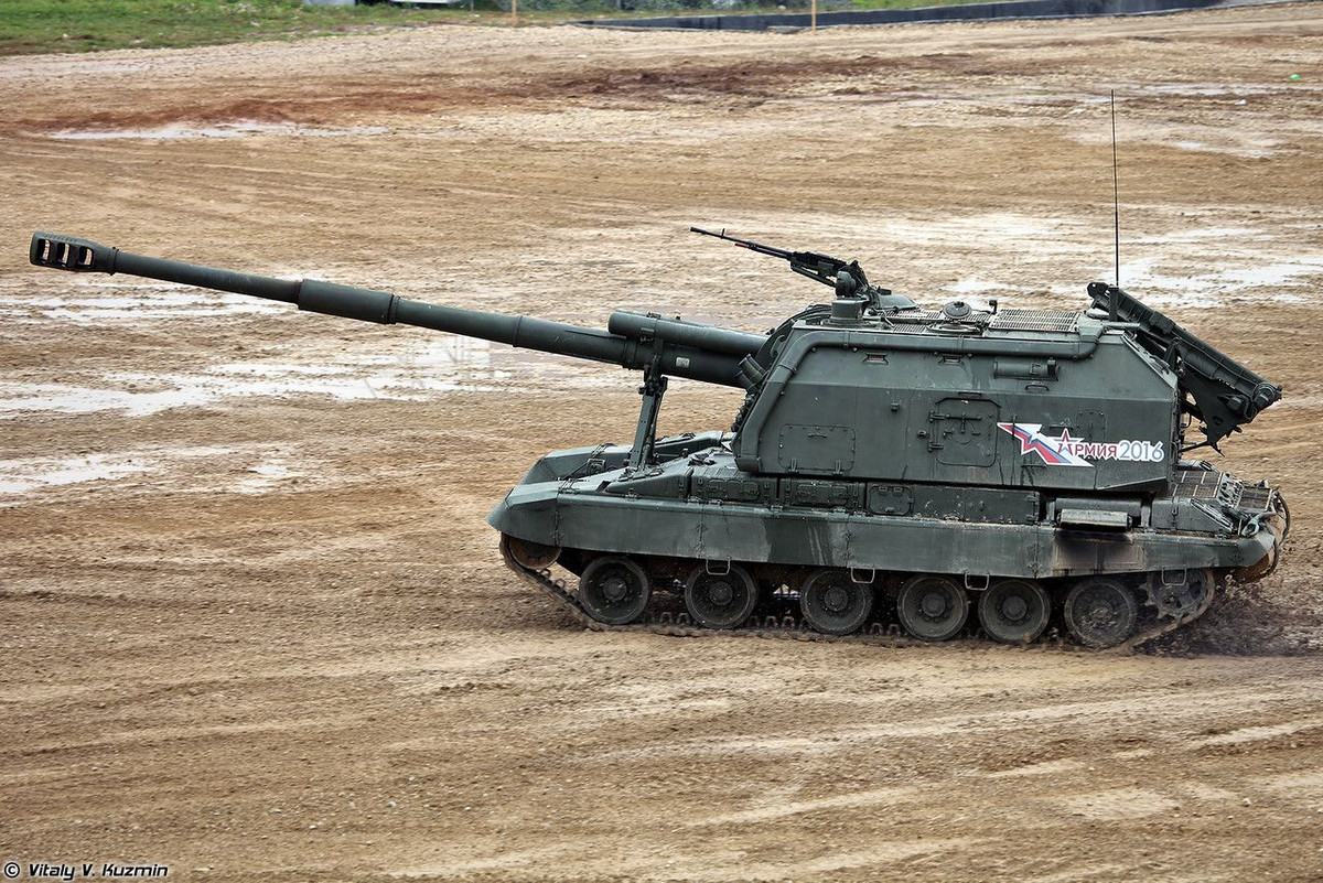 Khẩu pháo có trọng lượng lên tới 42 tấn, dài tổng thể 11,92m, rộng 3,58m, cao 2,98m. Pháo được vận hành bởi kíp chiến đấu 5 người. Nguồn ảnh: Vitaly-Kuzmin