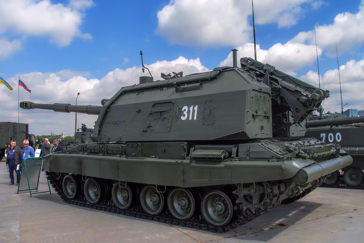 2S19M1 Msta-S được thiết kế trên khung gầm xe tăng T-80, nhưng sử dụng động cơ diesel của T-72 - V-84A 840hp cho tốc độ tối đa 60km/h. Tháp pháo lớn là nơi đặt kết cấu khẩu pháo hạng nặng 2A65 152,4mm cùng hệ thống nạp đạn bán tự động, điều khiển hỏa lực.... Nguồn ảnh: Wikipedia