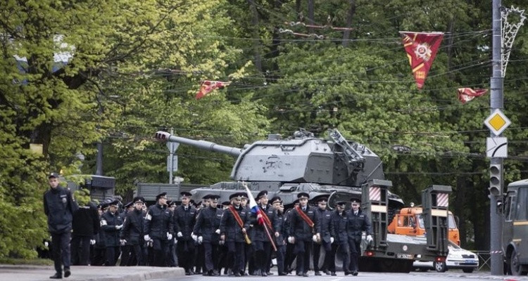 "Đây là lần đầu tiên, pháo tự hành Msta-S tham gia cuộc duyệt binh ngày 9/5 ở tỉnh Kaliningrad", cơ quan báo chí Hạm đội Baltic cho hay. Nguồn ảnh: Arms-Expo