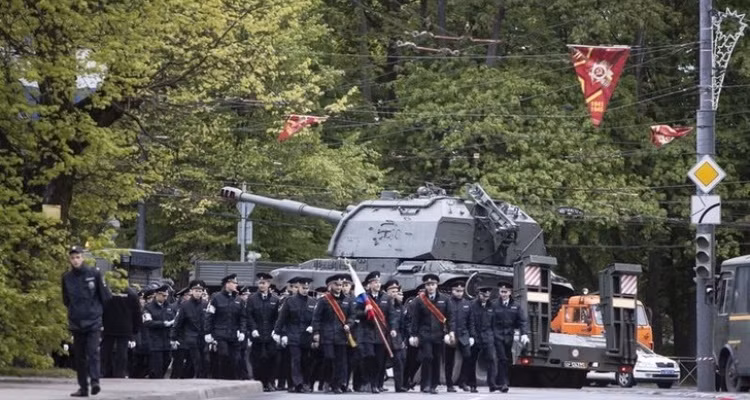 "Đây là lần đầu tiên, pháo tự hành Msta-S tham gia cuộc duyệt binh ngày 9/5 ở tỉnh Kaliningrad", cơ quan báo chí Hạm đội Baltic cho hay. Nguồn ảnh: Arms-Expo