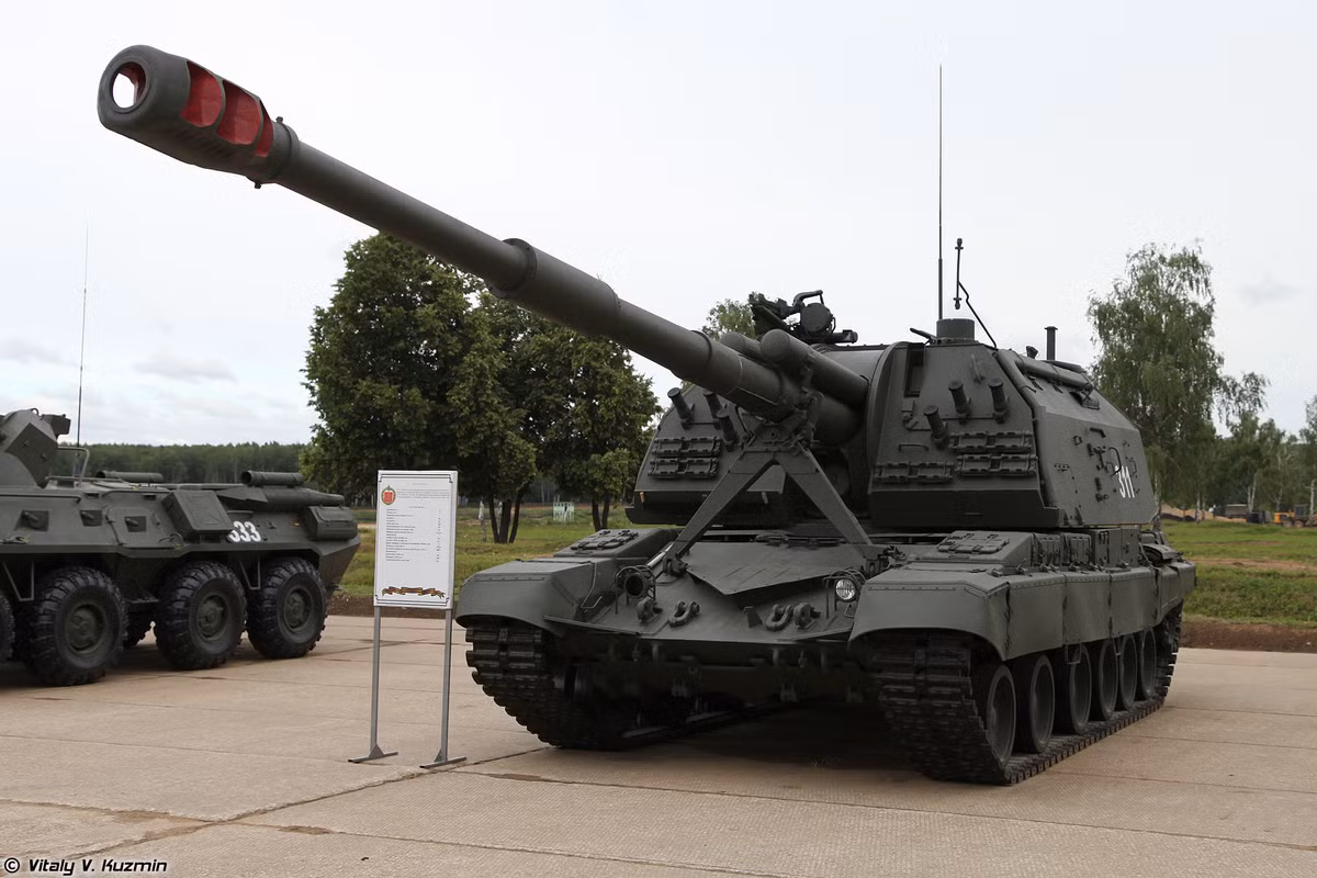 2S19M1 Msta-S là phiên bản cải tiến của khẩu pháo tự hành 2S19 Msta-S, nó ra mắt năm 2000 và gần như bản sản xuất hàng loạt đầu tiên, mang tính tiêu chuẩn của khẩu pháo di động mạnh nhất nước Nga này. Nguồn ảnh: Vitaly-Kuzmin