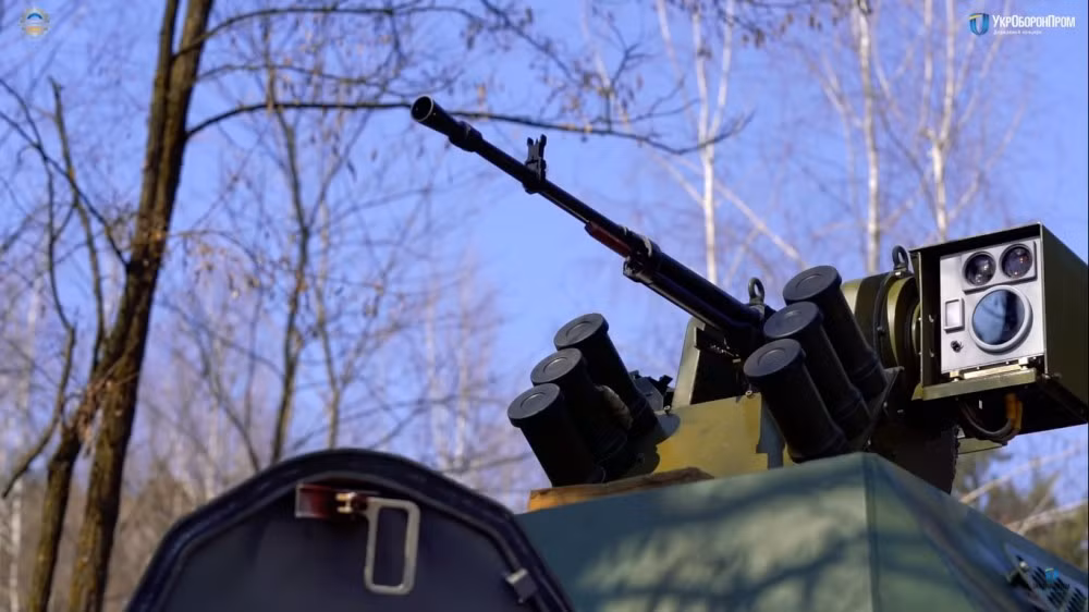 Để tự vệ, BTR-3KSH được trang bị module chiến đấu IVA-M lắp đại liên 12,7mm, có tích hợp kính ngắm ảnh nhiệt, đo xa lazer và hệ thống lựu đạn tạo màn khói gây nhiễu khí tài ngắm bắn của kẻ địch. Nguồn ảnh: Ukroboronprom