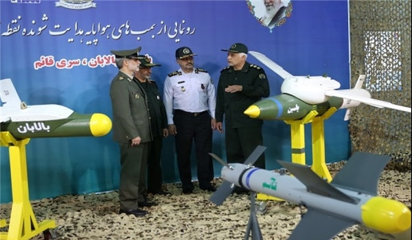 Đáng lưu tâm, 3 loại vũ khí mới của Iran đang gây tranh cãi “nảy lửa” trên diễn đàn quân sự quốc tế về phân loại của chúng. Trong khi các hãng thông tấn Iran như Far, Tasnim thì gọi chúng là “ba quả bom thông minh” thì các kênh truyền hình Press TV thì thông tin “chỉ có 2 quả bom và một tên lửa”. Và đáng ngạc nhiên, một số tờ báo của Israel và châu Âu lại phân loại đây là “tên lửa không đối không”. Nguồn ảnh: Tehran Times