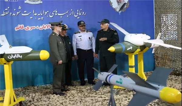 Đáng lưu tâm, 3 loại vũ khí mới của Iran đang gây tranh cãi “nảy lửa” trên diễn đàn quân sự quốc tế về phân loại của chúng. Trong khi các hãng thông tấn Iran như Far, Tasnim thì gọi chúng là “ba quả bom thông minh” thì các kênh truyền hình Press TV thì thông tin “chỉ có 2 quả bom và một tên lửa”. Và đáng ngạc nhiên, một số tờ báo của Israel và châu Âu lại phân loại đây là “tên lửa không đối không”. Nguồn ảnh: Tehran Times