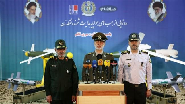 Hôm qua (5/8), hàng loạt tờ báo lớn, các hãng thông tấn của Iran và thế giới đã đăng tải thông tin Bộ Quốc phòng nước này chính thức giới thiệu ba loại vũ khí thông minh được sản xuất từ A-Z bởi các chuyên gia hàng đầu công nghệ điện tử Iran. Nguồn ảnh: IRINA