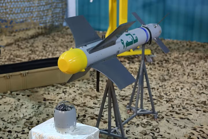 Loại vũ khí thứ 3 trông như tên lửa nhưng được các hãng tin Tasnim và Press TV gọi là "bom", nó được Iran đặt tên là Qaem. Nó có thể tích hợp cho UAV, trực thăng, máy bay chiến đấu phản lực tấn công các mục tiêu di động, bộ binh địch, các boongke với độ chính xác 99,99%. Nguồn ảnh: IRINA