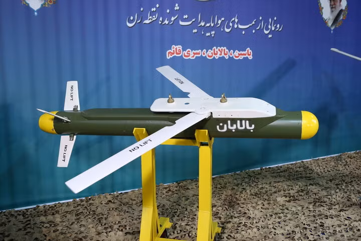 Hai loại vũ khí nhìn giống như bơm lượn có cánh được đặt tên là "Yasin" và "Balaban". Cả hai đều trang bị cặp cánh có thể gấp gọn khi mang lên máy bay và xòe ra để lướt trên bầu trời khi được thả vào vùng mục tiêu. Nhờ cặp cánh này, các quả bom có thể bay thêm vài chục km sau khi máy bay cắt bom. Nguồn ảnh: IRINA