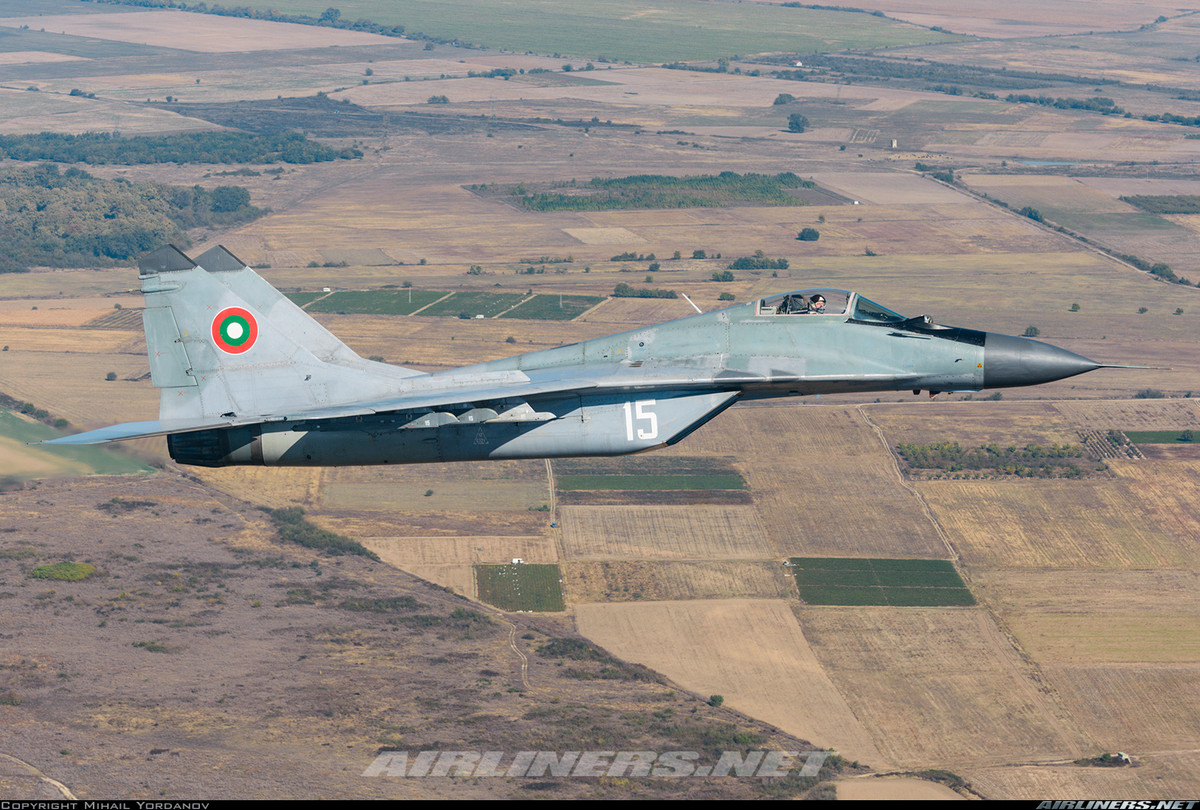 Từ lâu Bulgaria muốn thay thế hoàn toàn MiG-29 nhưng do điều kiện khó khăn về kinh tế khiến quốc gia này không thể thực hiện. Thậm chí, một phần phi đội MiG-29 mất khả năng hoạt động do thiếu phụ tùng linh kiện, hết niên hạn giai đoạn 1 vòng đời. Nguồn ảnh: Airliners.net
