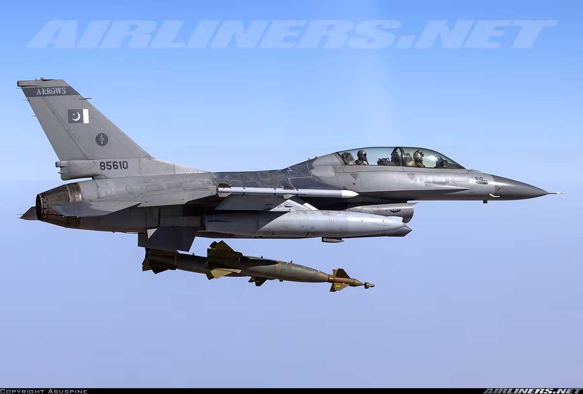 F-16V có tải trọng vũ khí khoảng 7,7 tấn, cho phép triển khai nhiều loại tên lửa hiện đại bao gồm tên lửa thế hệ mới như AGM-158 JASSM hay AGM-154 JSOW, các loại bom thông minh đường kính nhỏ GBU hoặc JDAM... Nguồn ảnh: Airliners.net