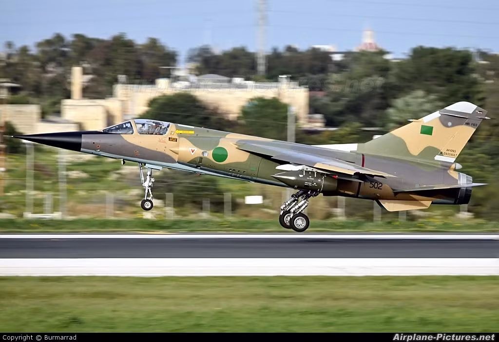 LNA hiện còn có trong tay 2 máy bay tiêm kích hạng nhẹ Mirage F1 do Pháp sản xuất, còn bay được và có thể chiến đấu. Loại này có tốc độ bay 2.338km/h, bán kính chiến đấu 425km, có thể mang được tối đa 2 tên lửa không đối không hoặc bom làm nhiệm vụ đối đất (tối đa 14 quả loại 250kg). Nguồn ảnh: Pinterest