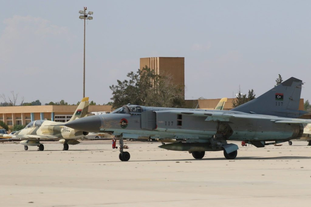 Tiêm kích đánh chặn cánh cụp cánh xòe MiG-23ML thì hiện đại hơn với loại radar Sapfire-23ML có tầm trinh sát cực đại 65km, có thể phát hiện máy bay ở bán cầu sau cách 25km. Máy bay đạt tốc độ cực đại 2.445km/h, bán kính chiến đấu 600km, mang được 2 đến 4 tên lửa không đối không R-60 hoặc R-23. Nguồn ảnh: War Is Boring