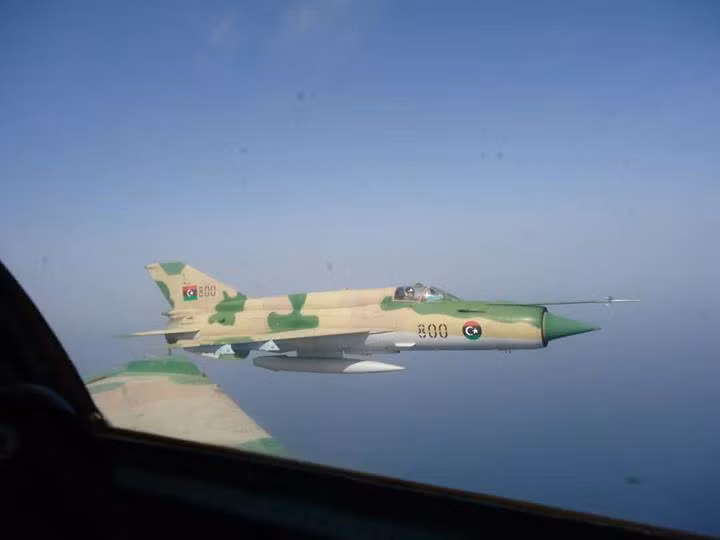 Dù đã lỗi thời, nhưng tốc độ, khả năng cơ động của MiG-21 nay vẫn được đánh giá cao và coi là ngang ngửa với tiêm kích hiện đại. Chỉ có điều radar cũ, lạc hậu cũng như vũ khí tầm bắn ngắn đòi hỏi nếu muốn thắng phải phụ thuộc vào phi công. Nguồn ảnh: Aviationist