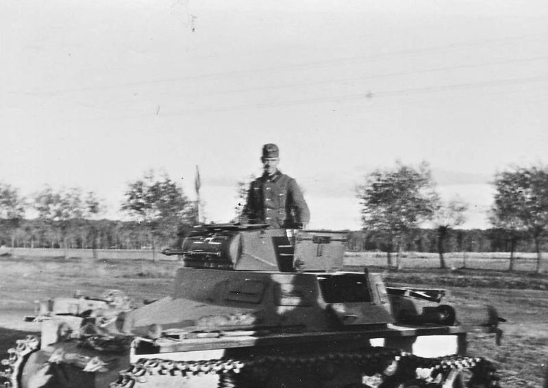 Ví dụ như xe tăng hạng nhẹ Panzer I, chủng chỉ ngang ngửa loại BT-2 hay BT-7 của Liên Xô. Ít nhất 410 chiếc này đã được huy động cho những ngày đầu chiến dịch Barbarossa. Nguồn: Wikipedia