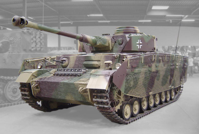 Trong ảnh là một trong những phiên bản tốt nhất của dòng Panzer IV, Ausf H model 1943 với giáp thân trước dày 80mm, giáp tháp pháo dày 50mm, hai bên hông được trang bị thêm giáp váy. Hỏa lực chính gồm pháo 75mm và hai khẩu 7,92mm, tốc độ 38-42km/h. Nguồn: Wikipedia