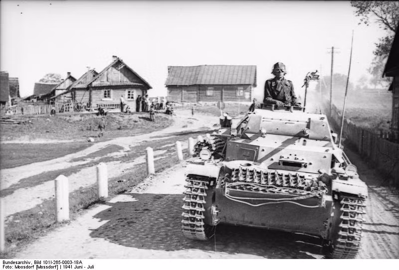 Không có ghi nhận cụ thể về hiệu suất của Panzer II trong chiến dịch Barbarossa năm 1941, tuy nhiên với lớp giáp chỉ 5-15mm, hỏa lực pháo 20mm thì Panzer II chẳng thể làm gì nhiều. Cuối năm 1942, đại đa số bị rút khỏi tiền tuyến về làm nhiệm vụ phòng thủ và huấn luyện. Nguồn: Wikipedia