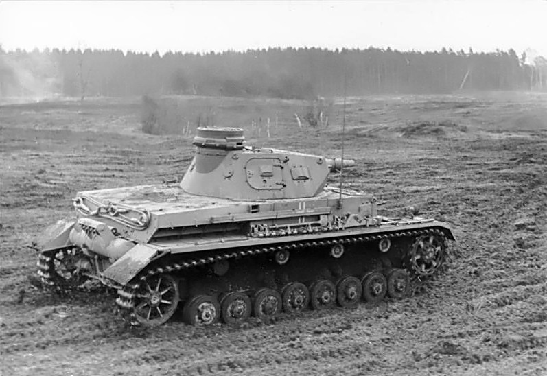Tham gia chiến tranh Xô - Đức ngay từ những ngày đầu, với pháo 75mm, Panzer IV có thể hạ gục xe tăng T-34 ở khoảng cách tới 1.200m ở mọi góc chạm. Vai trò của Panzer IV chỉ bị suy giảm kể từ năm 1943 khi thiết giáp Liên Xô có kinh nghiệm hơn. Ước tính quân đội Đức mất 2.352 chiếc Panzer IV ở mặt trận phía Đông năm 1943. Bất chấp điều đó, Panzer IV vẫn tiếp tục được sản xuất duy trì sức mạnh tăng Đức tới cuối chiến tranh. Nguồn: Wikipedia