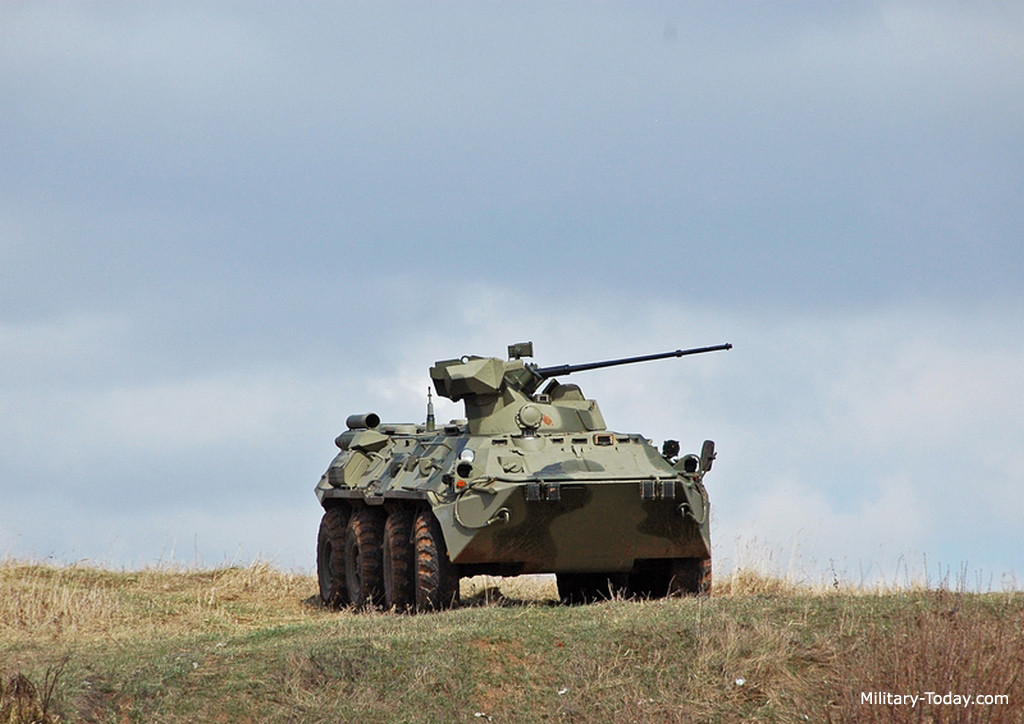 Cơ bản BTR-82A vẫn mang đầy đủ ưu và nhược điểm từ đời BTR-80 thời Liên Xô, ví dụ như cửa đổ bộ cho binh sĩ vẫn nằm ở hông do động cơ đặt ở phía sau. Nguồn ảnh: Military Today