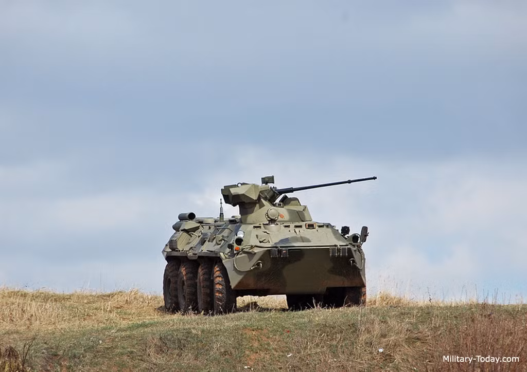 Cơ bản BTR-82A vẫn mang đầy đủ ưu và nhược điểm từ đời BTR-80 thời Liên Xô, ví dụ như cửa đổ bộ cho binh sĩ vẫn nằm ở hông do động cơ đặt ở phía sau. Nguồn ảnh: Military Today