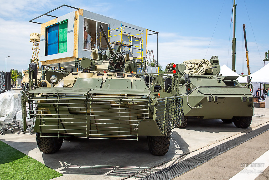Theo lãnh đạo Công ty VPK, dựa trên BTR-82A, ngoài giáp tăng cường, BTR-82AT trang bị hệ thống kính ngắm với kênh ảnh nhiệt và ổn định tầm nhìn toàn cảnh. Ngoài ra, trên xe còn được trang bị giá 9K129 để phóng tên lửa chống tăng 9M133 Kornet. Nguồn ảnh: SAID AMINOV