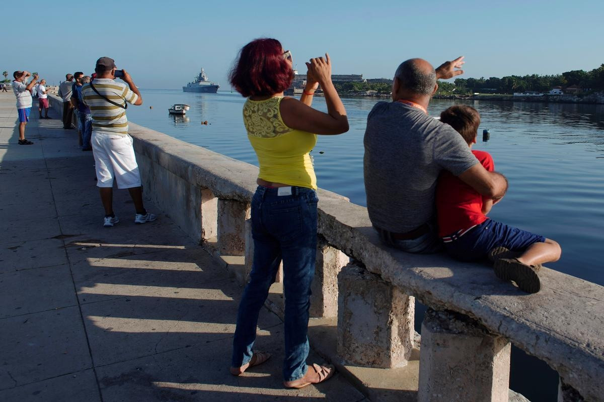 Và đáng ngạc nhiên là dù có sức mạnh lớn tới vậy, nhưng kích thước Đô đốc Gorshkov chỉ bằng một nửa khu trục lớp Arleigh Burke của Mỹ. Con tàu có lượng giãn nước toàn tải 5.400 tấn, dài 120m, rộng 14m, mớn nước 4,5m. Nguồn ảnh: Thông tấn EFE