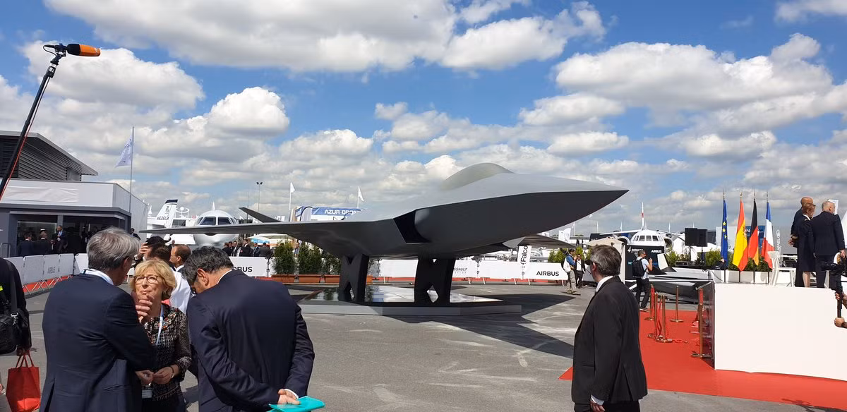 Trông bề ngoài mô hình máy bay chiến đấu thế hệ 5 của Dassault – Airbus trông khá giống tiêm kích tàng hình F-22 Raptor của Mỹ. Nguồn ảnh: Jason 007