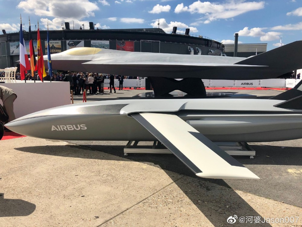 Ngoài máy bay thế hệ 5, tại Paris Air Show liên doanh Dassault và Airbus còn trình làng “khái niệm” vũ khí mới mang tên “Remote Carrier” và “Air Combat Cloud”. Nguồn ảnh: Jason 007