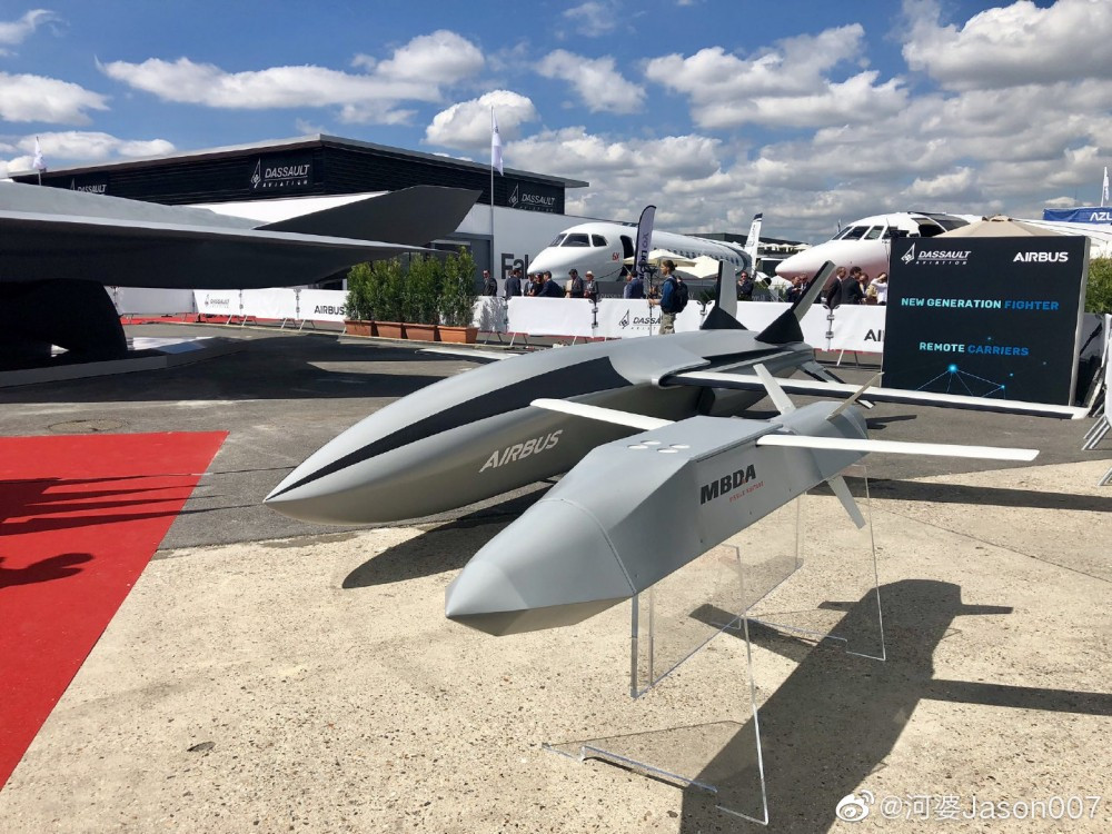 Hai loại vũ khí đứng bên cạnh máy bay thế hệ 5 giống như tên lửa hành trình, nhưng có khả năng nó là một dạng UAV tấn công. Nguồn ảnh: Jason 007