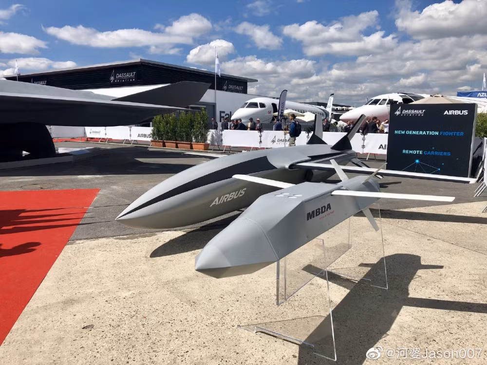 Hai loại vũ khí đứng bên cạnh máy bay thế hệ 5 giống như tên lửa hành trình, nhưng có khả năng nó là một dạng UAV tấn công. Nguồn ảnh: Jason 007