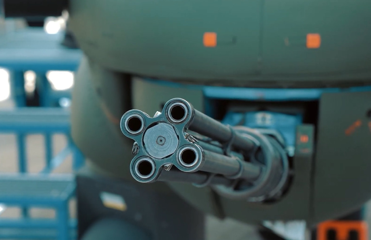 Khẩu súng máy 4 nòng Yak-B 12,7mm nguyên bản thời Liên Xô vẫn được giữ và không thay thế. Ảnh: PGZ