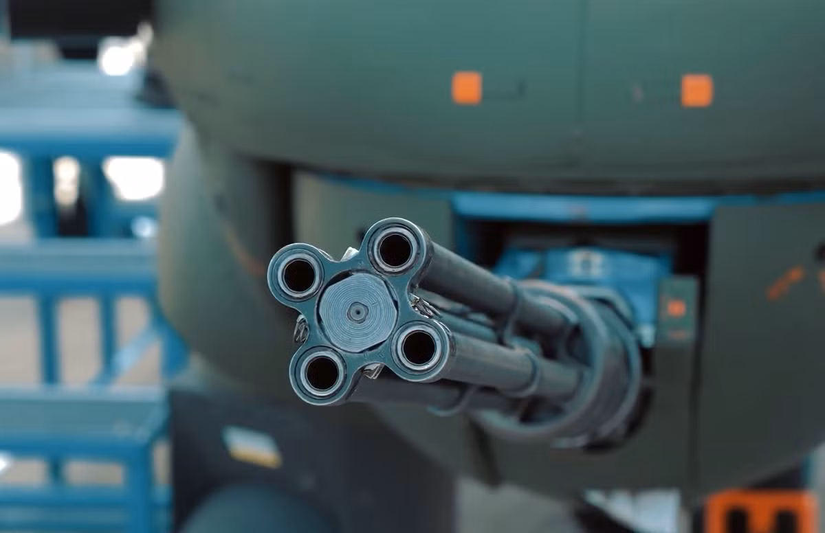 Khẩu súng máy 4 nòng Yak-B 12,7mm nguyên bản thời Liên Xô vẫn được giữ và không thay thế. Ảnh: PGZ