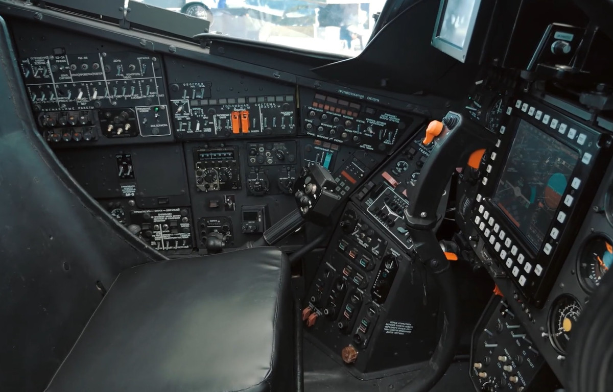 Có thể thấy, trung tâm bảng điều khiển lắp một màn hình LCD màu lớn hiển thị tham số kỹ thuật bay. Ảnh: PGZ