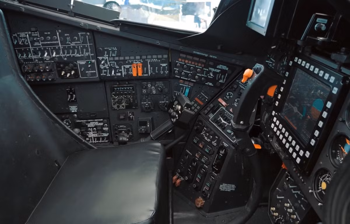 Có thể thấy, trung tâm bảng điều khiển lắp một màn hình LCD màu lớn hiển thị tham số kỹ thuật bay. Ảnh: PGZ