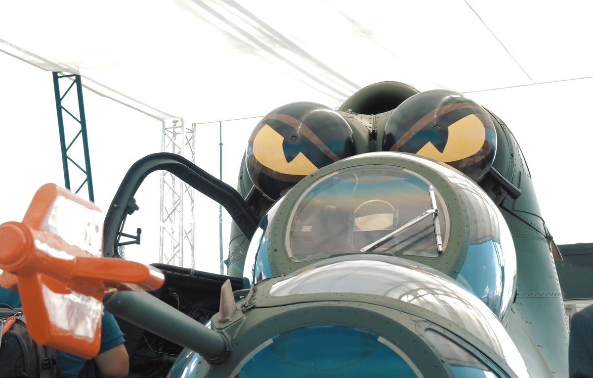 Buồng lái trực thăng mới sẽ hiện đại hóa phần lớn trang bị điện tử. Ảnh: PGZ