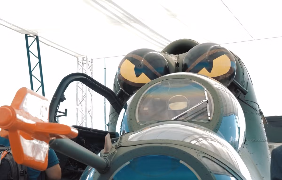 Buồng lái trực thăng mới sẽ hiện đại hóa phần lớn trang bị điện tử. Ảnh: PGZ