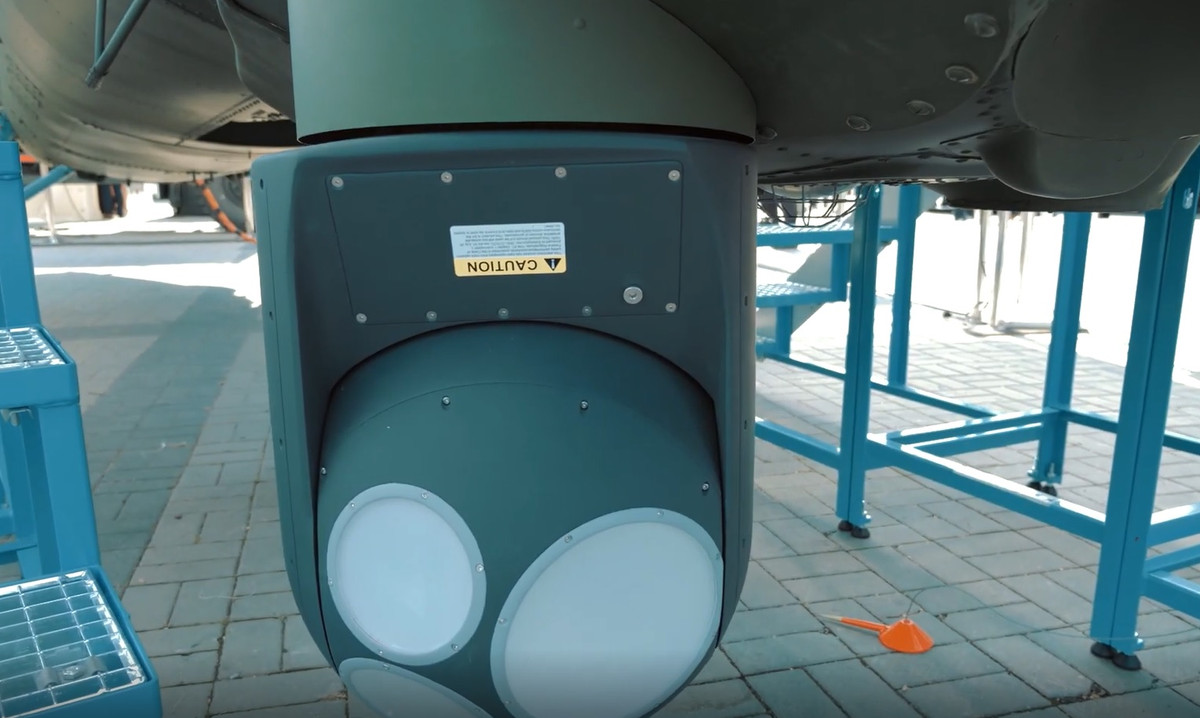 Cận cảnh cảm biến quang – điện tích hợp các kênh chỉ thị mục tiêu laser, cảm biến hồng ngoại… trang bị dưới mũi trực thăng tấn công Mi-24W/D dành cho Quân đội Ba Lan. Ảnh: PGZ